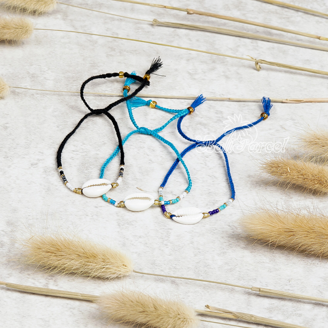 Bracelet Cotton Cord With Cowrie Shell